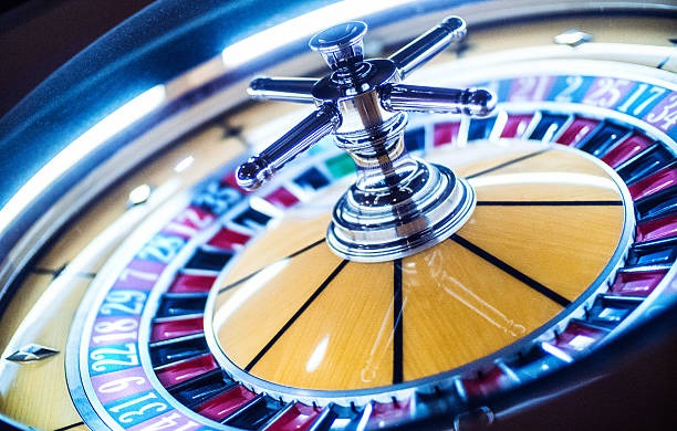 Live dice table on mega 138 mobile app showing real-time roll and player interface
